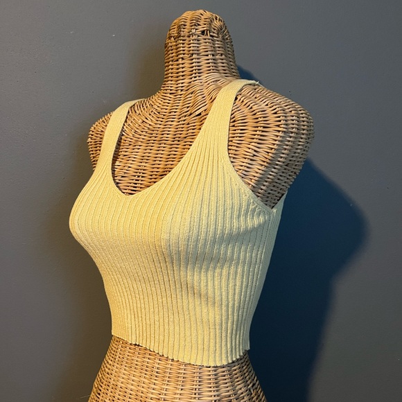yellow knitted top - Picture 4 of 6